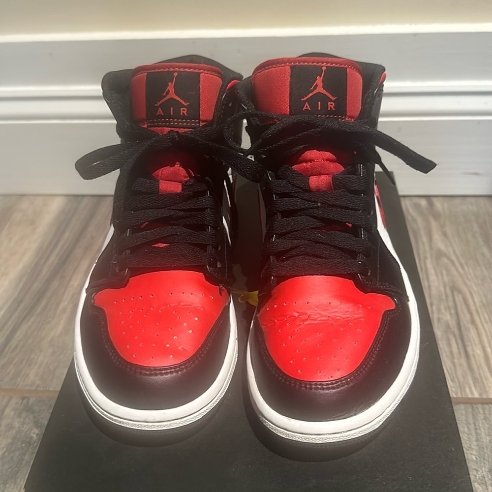 Barely used, great condition Air Jordan 1 MID 7.5 men’s